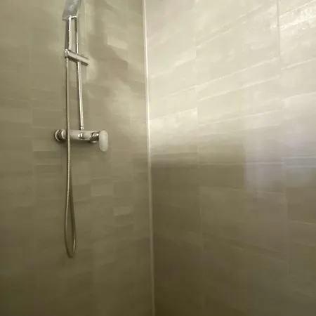 3 Pièces Avec Balcon Et Climatisation à - Fr-1-553-298 *